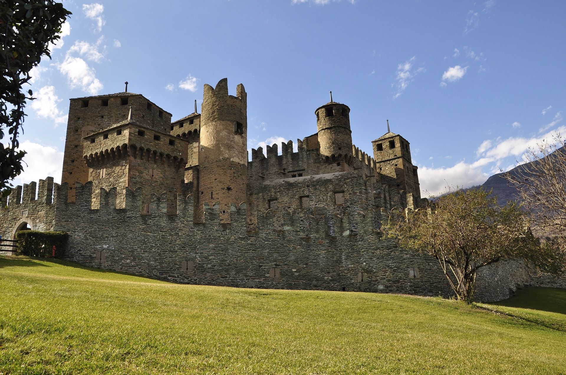 Castello_di_Fnis_OK.jpg
