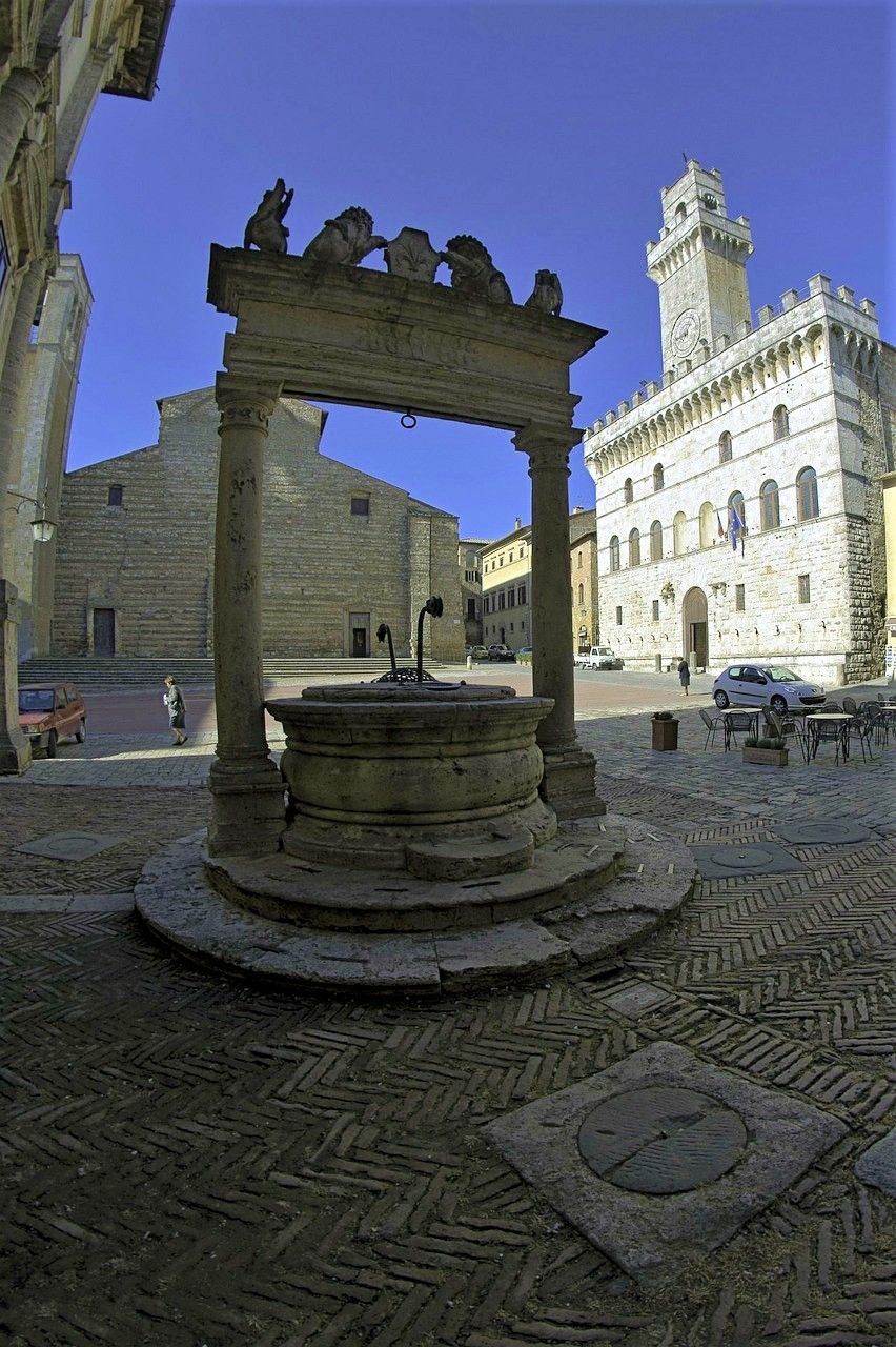 Montepulciano_Piazza_Grande_OK.jpg