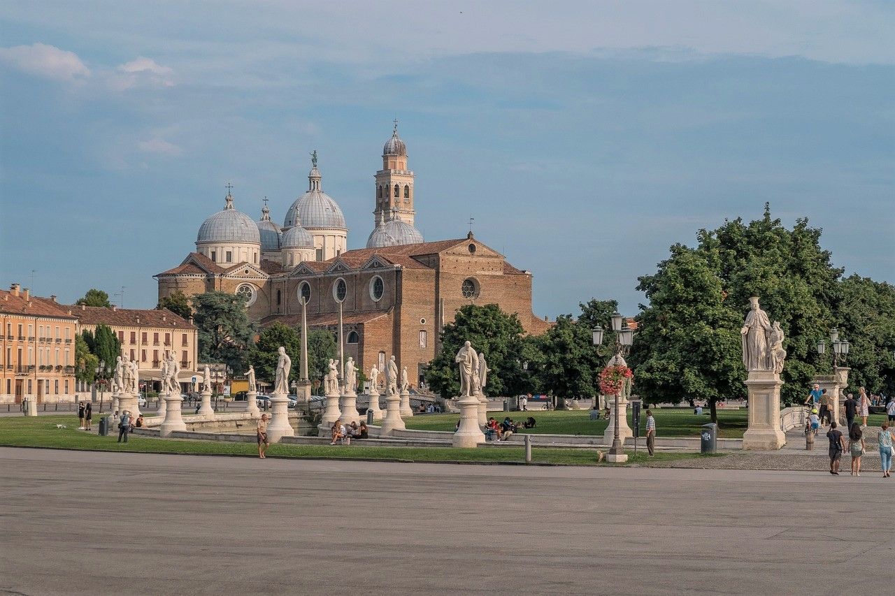 Padova_-_Basilica_del_Santo_da_piazza_OK.jpg