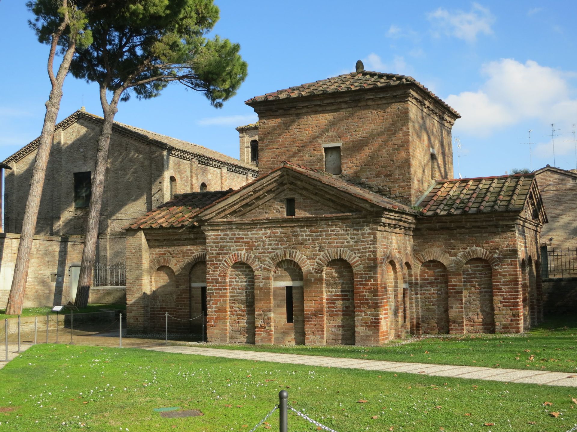 Ravenna_-_Galla_Placidia_esterno_OK.jpg