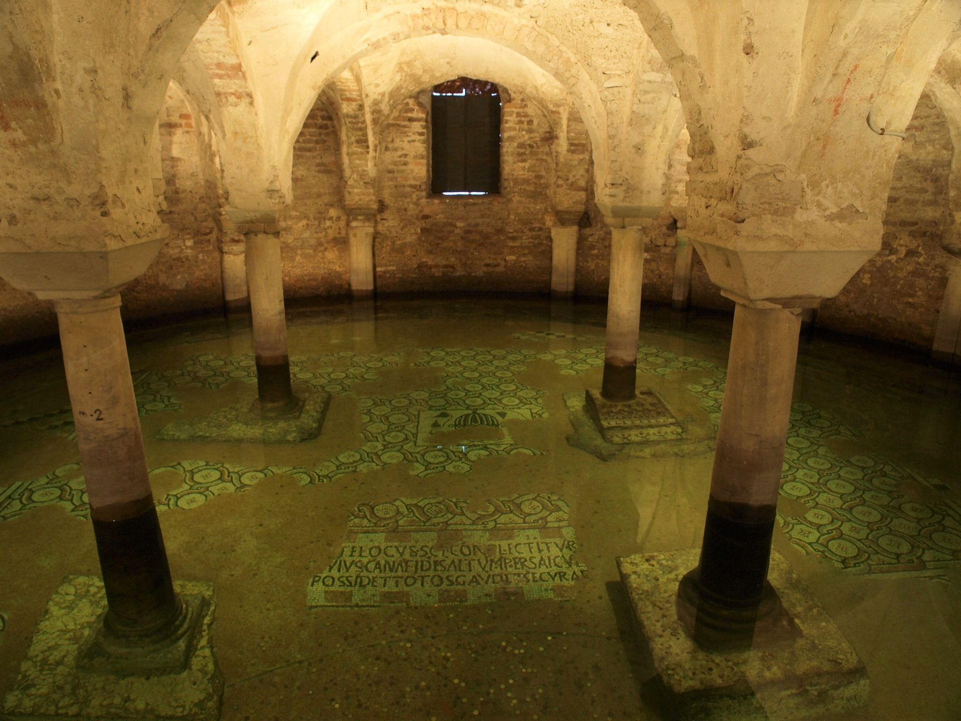 Ravenna_-_S._Francesco_-_Cripta_allagata_OK.jpg